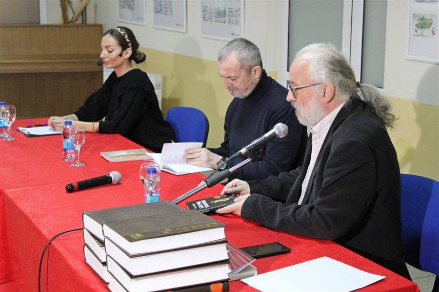 ЛОПАРЕ, 11. ЈАНУАРА /СРНА/ - У Центру за културу у Лопарама вечерас је одржано књижевно вече на којем су се представили генерални секретар Матице српске Милан Мицић и управник Српског народног позоришта у Новом Саду Зоран Ђерић.