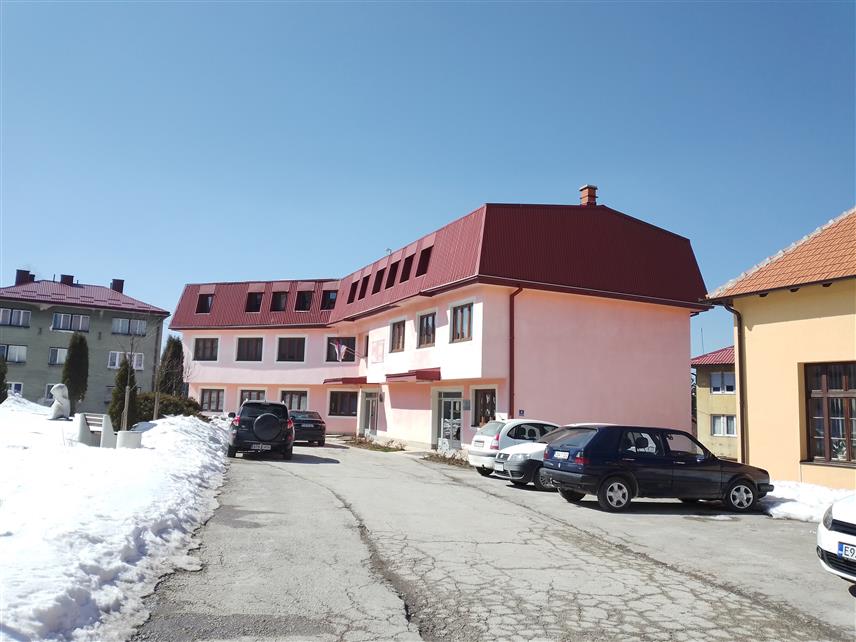 ХАН ПИЈЕСАК, 12. ЈАНУАРА /СРНА/ - На Хан Пијеску је почела исплата стипендија у мјесечном износу од по 100 КМ за академску 2023/24. годину за 10 студената који су испунили услове конкурса.