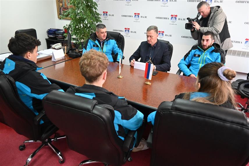 ПАЛЕ, 12. ЈАНУАРА/СРНА/- Начелник општине Пале Бошко Југовић угостио је данас два тренера и три такмичара чланове Смучарског клуба "Романија" и "Источно Сарајево" који ће од 19. јануара до 1.фебруара у дисциплинама биатлон и смучарско трчање наступати на Олимпијским играма за младе у Јужној Кореји, те им пружио финансијску помоћ.