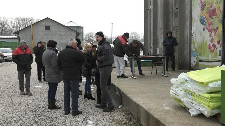 ПРИЈЕДОР, 12. ЈАНУАРА /СРНА/ - У Омарској код Приједора данас је почела подјела пластеника пољопривредним произвођачима одабраним путем јавног позива Градске управе, гдје је за 50 пластеника издвојено 25.000 КМ из буџета града.