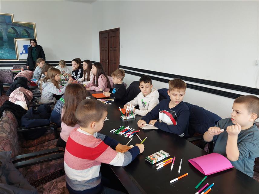ВИШЕГРАД, 12. ЈАНУАРА /СРНА/ - Културни центар и Народна библиотека "Иво Андрић" из Вишеграда организовали су прву зимску креативну радионицу за око 50 дјеце узраста од шест до 12 година.