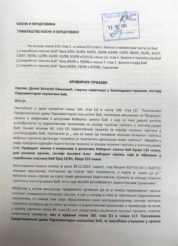 САРАЈЕВО, 12. ЈАНУАРА /СРНА/ - Посланик СНСД-а у Представничком дому Парламентарне скупштине БиХ Милорад Којић поднио је Тужилаштву БиХ кривичну пријаву Девле Велагић Омановић, стручног савјетника у Законодавно-правном сектору парламента БиХ, јер је омогућила и дала позитивно мишљење на Приједлог закона о измјенама и допунама Изборног закона БиХ, а које се тиче дијела његове усклађености са Јединственим правилима за израду правних прописа у институцијама БиХ.