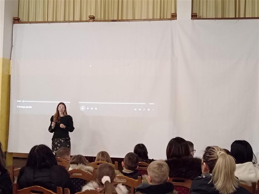 СОКОЛАЦ, 12. ЈАНУАРА /СРНА/ - На Сокоцу је у оквиру фестивала за дјецу "У свијету руских бајки" приказано седам цртаних филмова из Русије и одржана ликовна радионица са које ће најбољи цртежи бити награђени у фебруару.