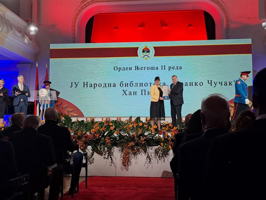 ХАН ПИЈЕСАК, 12. ЈАНУАРА /СРНА/ - Орден Његоша другог реда којим је Народну библиотеку "Бранко Чучак" на Хан Пијеску поводом Дана Републике одликовао предсједник Српске Милорад Додик представља круну свега што су запослени у овој установи културе до сада урадили, рекла је Срни директор Библиотеке Озренка Ђурић Радуловић.