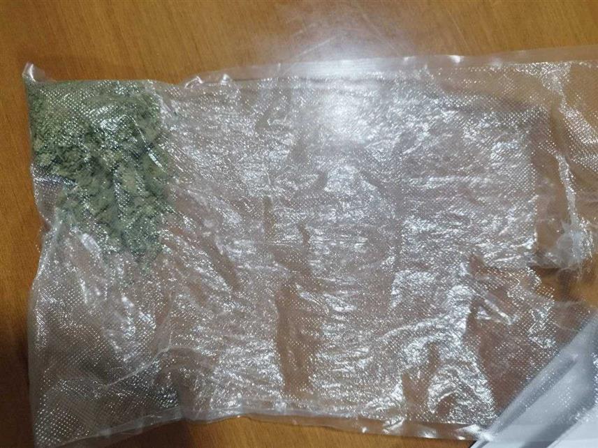 ГРАДИШКА, 13. ЈАНУАРА /СРНА/ - Два лица из Градишке чији су иницијали В.Р. и Н.Т. ухапшена су у акцији кодног назива "Кеди" због сумње да су починила кривична дјела тешка крађа и неовлаштена производња и промет опојних дрога, саопштено је из Полицијске управе Градишка.