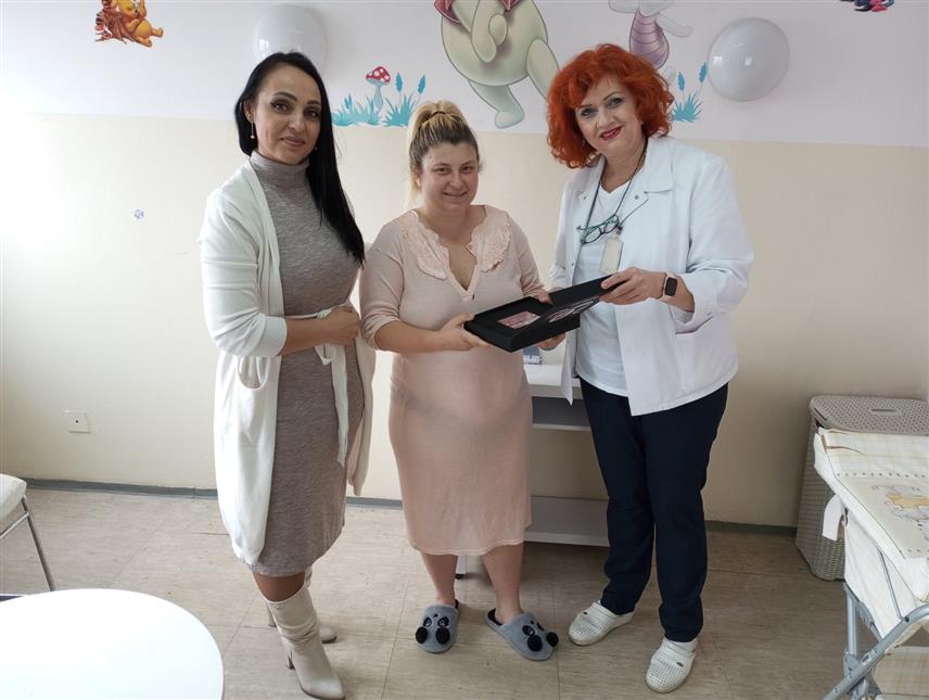 ДОБОЈ, 13. ЈАНУАРА /СРНА/ - У Болници "Свети апостол Лука" у Добоју данас је уручено пет златника које је предсједник Републике Српске Милорад Додик даривао бебама рођеним на Дан Републике - 9. јануара.