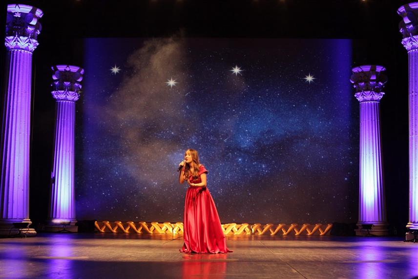 СКОПЉЕ, 13. ЈАНУАРА /СРНА/ - На гламурозном WAF World Association of Festivals у Скопљу учествовала је и Милица Думановски из Бањалуке која је одабрана од Свјетске асоцијације фестивала као једна од 12 најбољих у протеклој години.