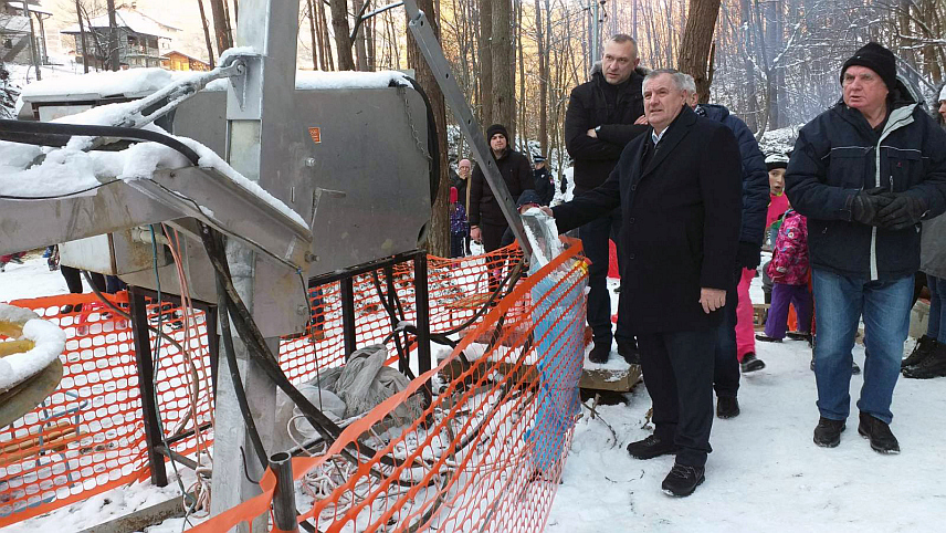 МИЛИЋИ, 13. ЈАНУАРА /СРНА/ - Предсједник Владе Републике Српске Радован Вишковић свечано је данас у Милићима пустио у рад санкалиште на којем вјештачки снијег производи топ за осњежавање вриједности око 100.000 КМ који је донација Олимпијског центра "Јахорина".