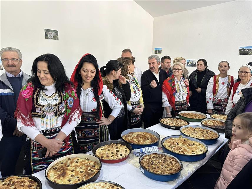 КОТОР ВАРОШ, 14. ЈАНУАРА /СРНА/ - Традиционална крушебрдска "Бурекијада" у Котор Варошу, такмичење у спремању аутентичних крушебрдских бурека под сачем, окупила је 30 такмичара, а више од 200 гостију уживало је у припремљеним специјалитетима.