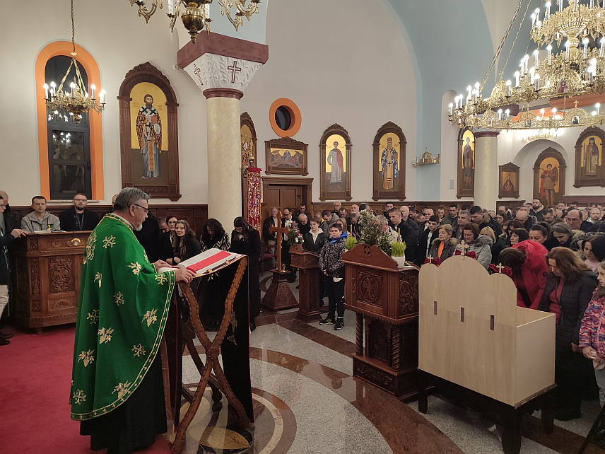 ГРАДИШКА, 14. ЈАНУАРА /СРНА/ - У Храму Покрова Пресвете Богородице у Градишци у поноћ је служен молебан за срећну и успјешну православну Нову годину.