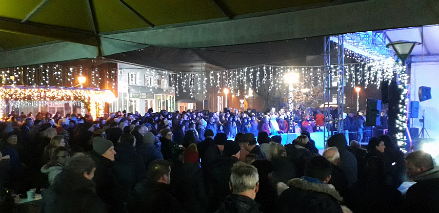 БРОД, 14. ЈАНУАРА /СРНА/ - На Тргу патријарха Павла у Броду приређен је дочек православне Нове године, а у Храму Покрова Пресвете Богородице у поноћ је служен молебан.