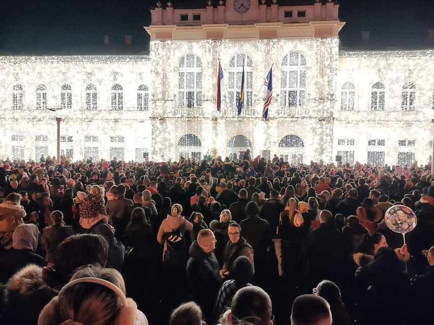 БИЈЕЉИНА, 14. ЈАНУАРА /СРНА/ - Манифестација "Зимски корзо" у Бијељини привукла је за 18 дана трајања током новогодишњих и божићних празника више од 10.000 домаћих и посјетилаца из региона.