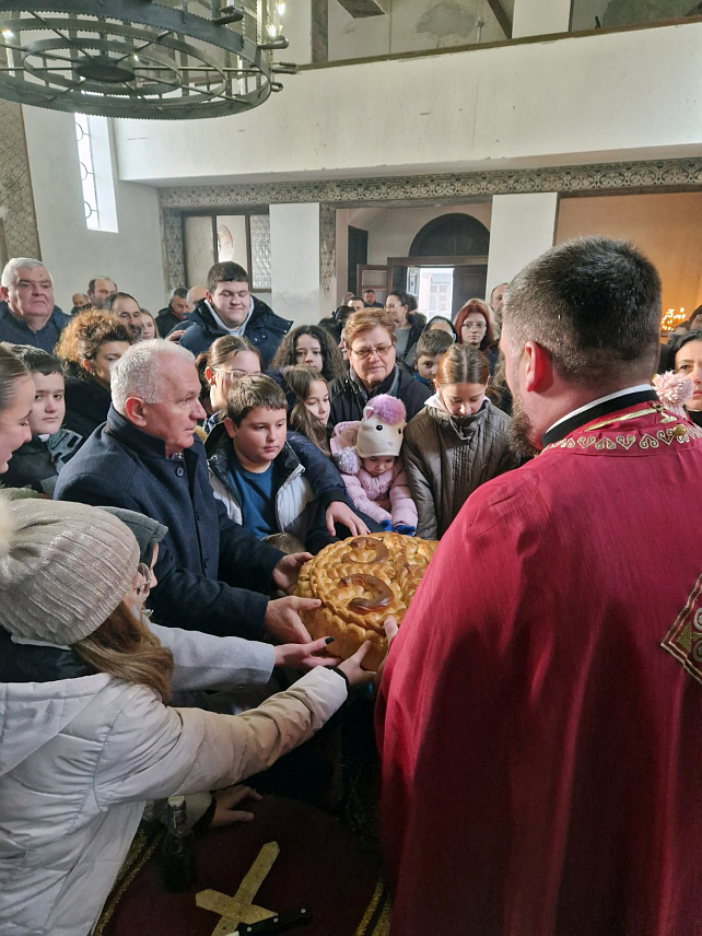 ГЛИНА, 14. ЈАНУАРА /СРНА/ - Бањалучки Одбор за помоћ Србима на Косову и Метохији организовао је данас у Цркви Рођења Пресвете Богородице у Глини ломљење славског колача са златником за српску дјецу поводом обиљежавања православне Нове године.