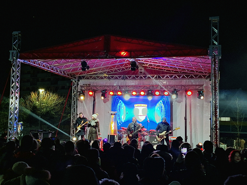 ИСТОЧНО НОВО САРАЈЕВО, 14. ЈАНУАРА /СРНА/ - Грађани Источног Новог Сарајева православну Нову годину дочекали су на Тргу Републике Србије уз хитове познатог београдског бенда "Пилоти".