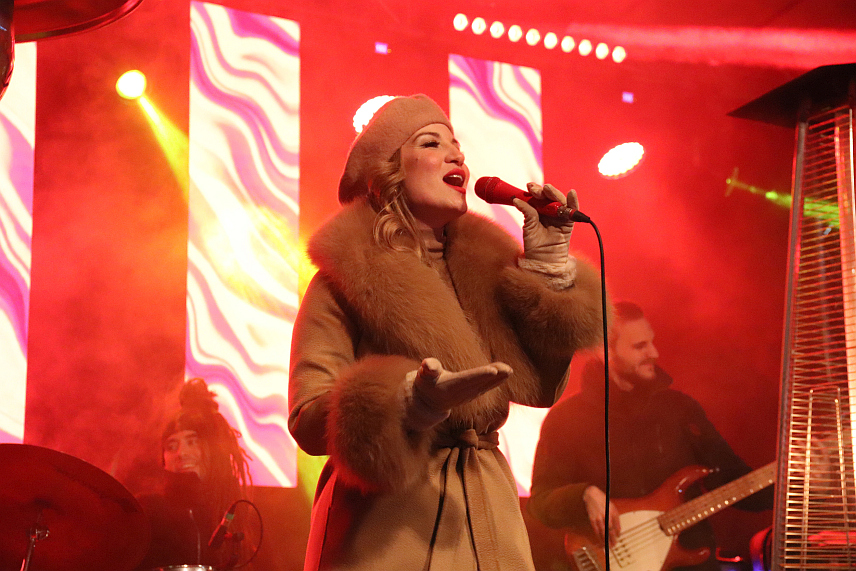 ДЕРВЕНTА, 14. ЈАНУАРА /СРНА/ - Православна Нова година дочекана је у Дервенти на Тргу православља, уз концерт Јелене Tомашевић, кувано вино и ватромет у поноћ.