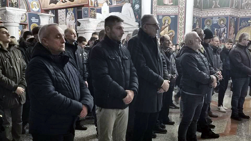 ТЕСЛИЋ, 14. ЈАНУАРА /СРНА/ - У Храму Пресвете Тројице у Теслићу у поноћ је служен молебан којим је молитвено дочекана Нова година по јулијанском календару.