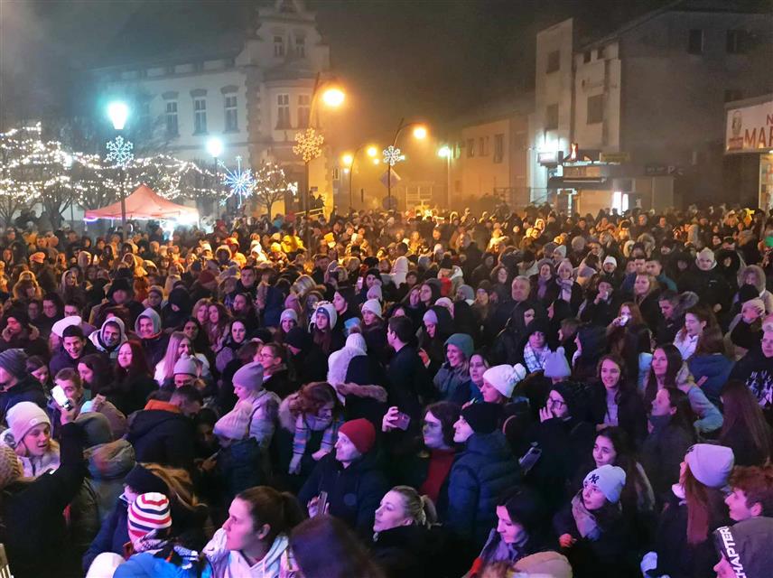 НОВИ ГРАД, 14. ЈАНУАРА /СРНА/ - Нову 2024. годину по јулијанском календару у Новом Граду на Тргу Младена Ољаче дочекали су бројни грађани.