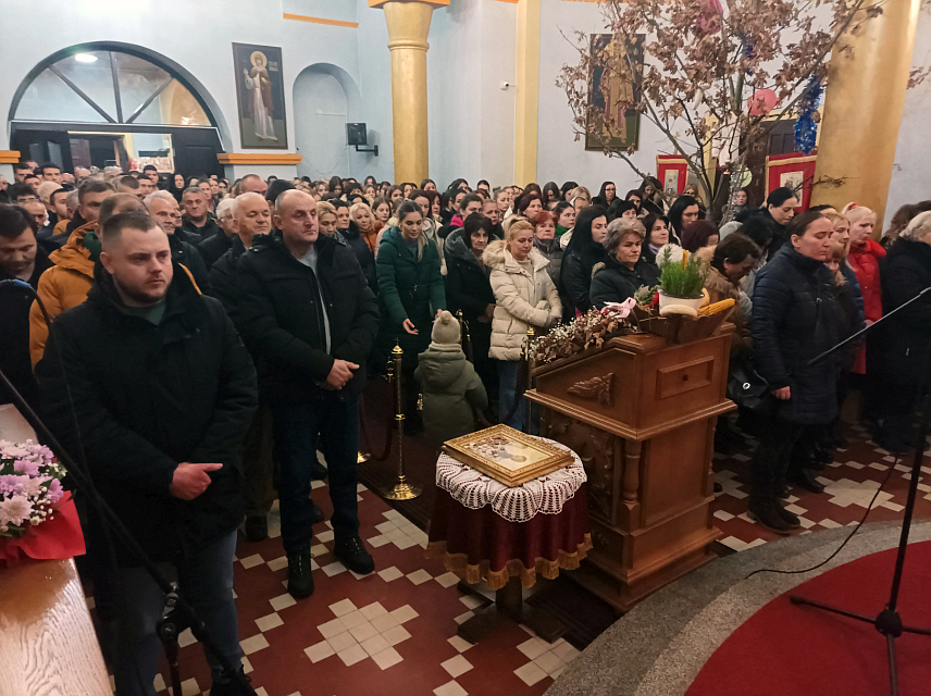 КОТОР ВАРОШ, 14. ЈАНУАРА /СРНА/ - У Храму Рођења Пресвете Богородице у Котор Варошу у поноћ је служен молебан поводом православне Нове године.