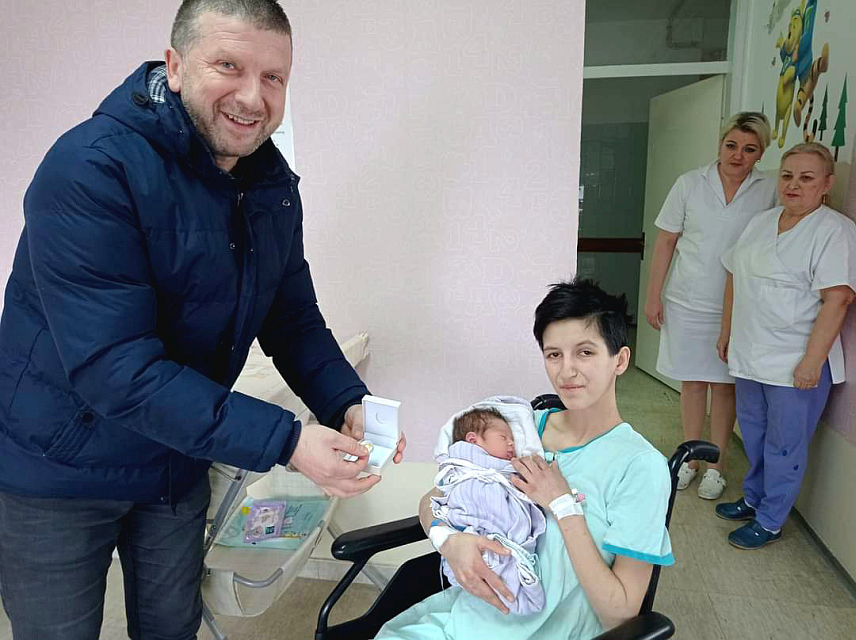 ДОБОЈ, 15. ЈАНУАРА /СРНА / - Начелник општине Петрово Озрен Петковић даривао је златником Василија Цвјетковића, прву бебу из ове општине рођене у 2024. години.