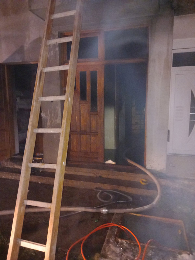 ПАЛЕ, 15. ЈАНУАРА /СРНА/ - Двије особе су погинуле у пожару који је ноћас избио у породичној кући у насељу Карађорђево у Мокром, општина Пале.