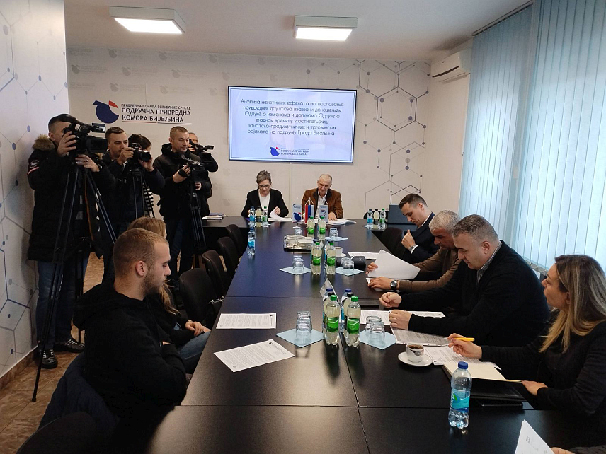 БИЈЕЉИНА, 15. ЈАНУАРА /СРНА/ - Представници 15 привредних друштава регистрованих у Бијељини, који се баве прометом нафте, на састанку у Подручној привредној комори.