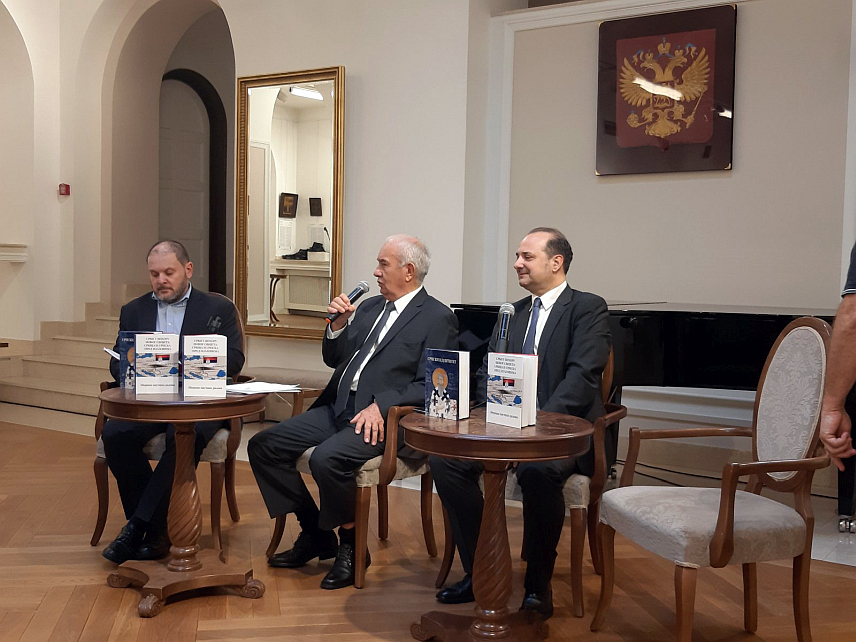 БЕОГРАД, 15. ЈАНУАРА /СРНА/ - Зборник научних радова "Срби у вихору новог свијета: Србија и Српска пред изазовима" Милимира Мучибабића у издању "Просвјете" Београд, у којoj аутор одговор види у одржавању и развоју духовног и политичког јединства српског народа изнад нових државних граница, представљена је данас у Руском дому у Београду.