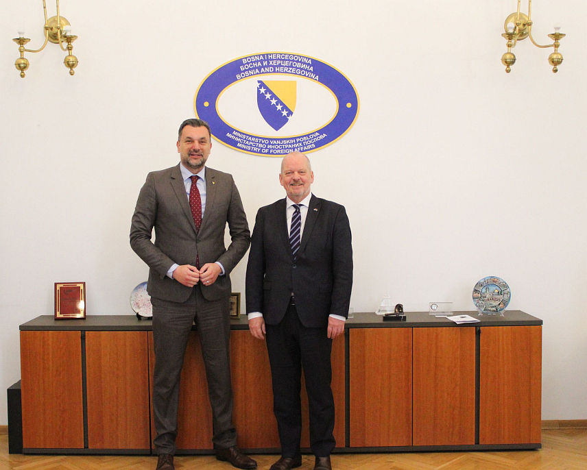 САРАЈЕВО, 15. ЈАНУАРА /СРНА/ - Састанак министра иностраних послова у Савјету министара Елмедина Конаковића и амбасадора Холаније у БиХ Хендрика Герита Корнелиса ван ден Дола.