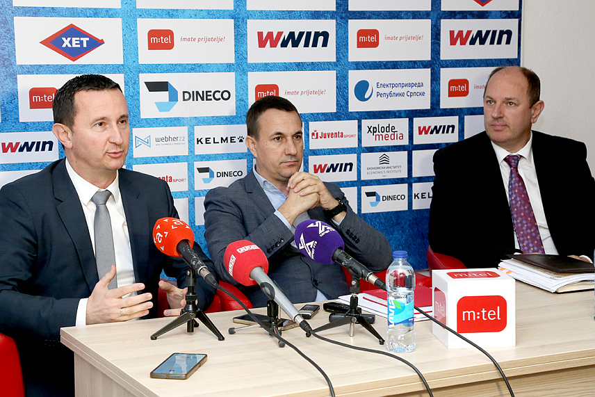 TРЕБИЊЕ, 15. ЈАНУАРА /СРНА/ - Предсједник Управног одбора ФК "Леотар" Рајко Мичета,градоначелник Tребиња Мирко Ћурић и директор "Електропривреде Републике Српске" /ЕРС/ Лука Петровић на конференцији за новинаре.