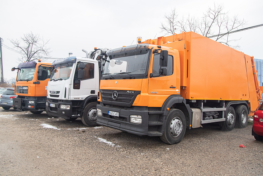 ПРЊАВОР, 15. ЈАНУАРА /СРНА/ - У комуналном предузећу "Парк" Прњавор данас је извршена примопредаја два камиона за одвоз комуналног отпада укупне вриједности око 152.000 КМ, која је набавила Градска управа.