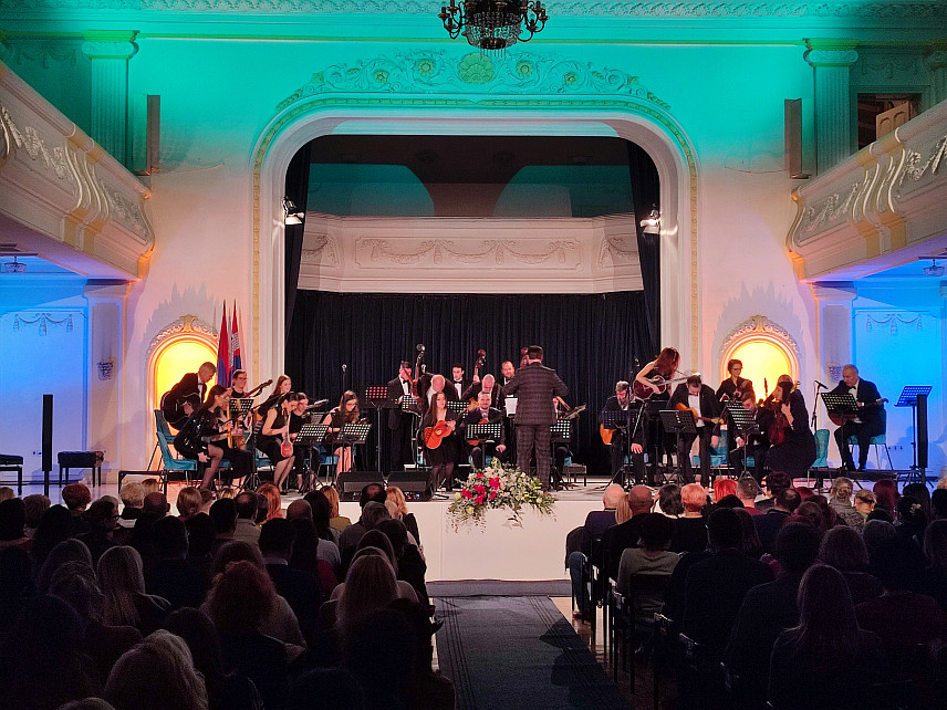 БАЊАЛУКА, 15. ЈАНУАРА /СРНА/ - Градски тамбурашки оркестар Бањалука вечерас је у концертној дворани бањалучког Културног центра Бански двор одржао традиционални новогодишњи гала концерт.