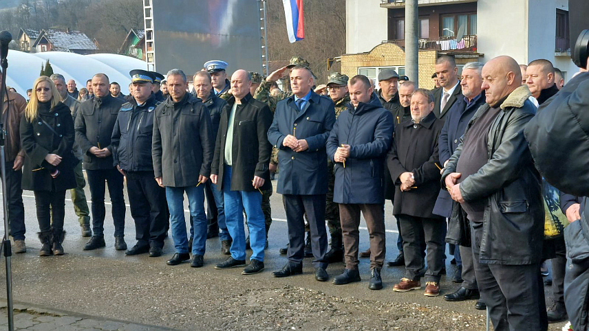 СКЕЛАНИ, 16. ЈАНУАРА /СРНА/ - Код Централног споменика у Скеланима код Сребренице служен је парастос за 305 српских страдалника из овог мјеста и околних села у протеклом рату, од којих је 69 убијено на данашњи дан 1993. године.