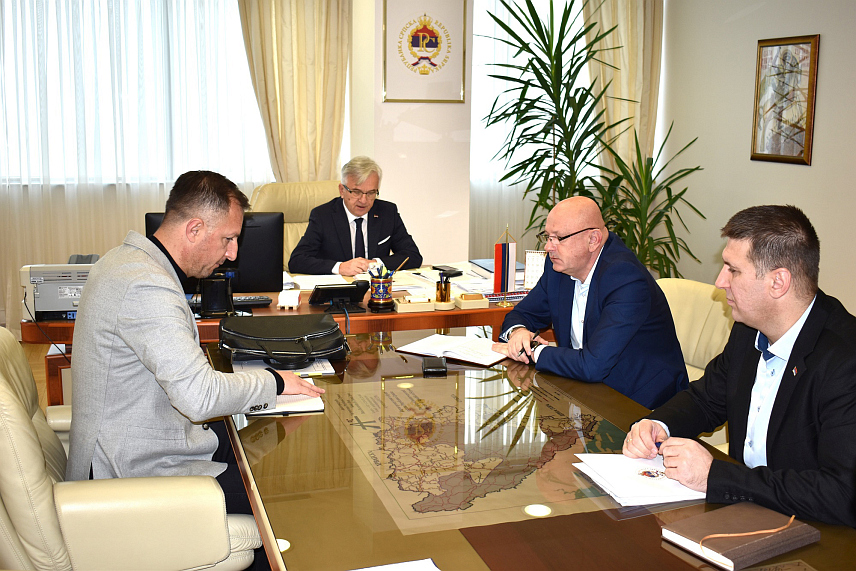 БАЊАЛУКА, 16. ЈАНУАРА /СРНА/ - Министар саобраћаја и веза Републике Српске Недељко Чубриловић разговарао је данас са вршиоцем дужности директора "Аутопутева Републике Српске" Недељком Ћорићем и помоћником министра за просторно уређење, екологију и грађевинарство Драганом Јевтићем, а састанку је присуствовао помоћник за друмски саобраћај Драган Станимировић.