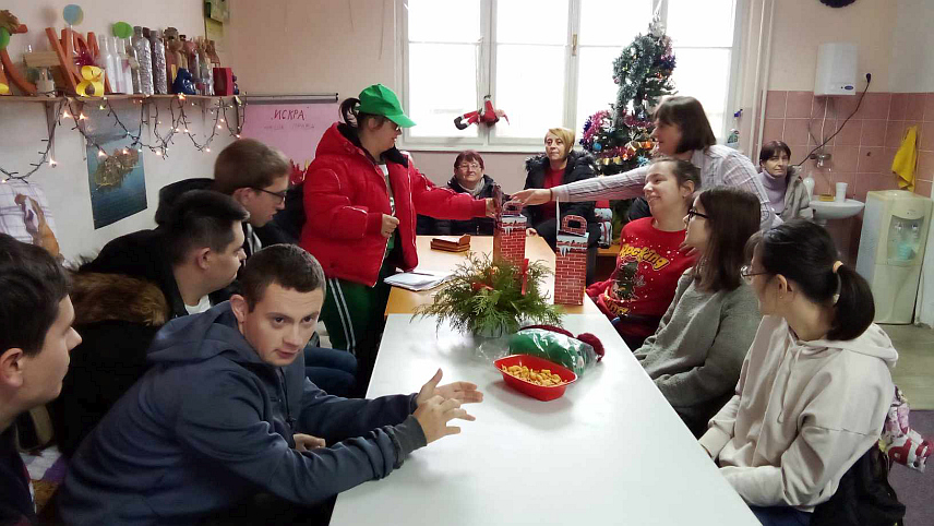 НОВИ ГРАД, 16. ЈАНУАРА /СРНА/ - Новљанка Гордана Гаврић, која живи у Грчкој, уручила је данас пакетиће члановима Удружења дјеце и омладине са посебним потребама и њихових родитеља "Искра" из Новог Града.