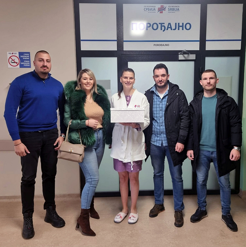ИСТОЧНО САРАЈЕВО, 16. ЈАНУАРА /СРНА/ - Представници Удружења грађана "Платформа младих и талентованих Српске - памет Српске" данас су посјетили породилиште Болнице "Србија" у Источном Сарајеву и даровали прву бебу рођену у православној Новој години.