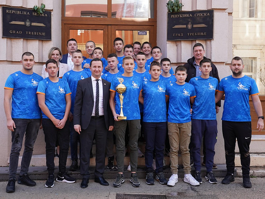 TРЕБИЊЕ, 16. ЈАНУАРА /СРНА/ - Градоначелник Требиња Мирко Ћурић уприличио је данас пријем за младе требињске ватерполисте који су освојили титулу првака БиХ и сребрну медаљу на турниру у Панчеву.