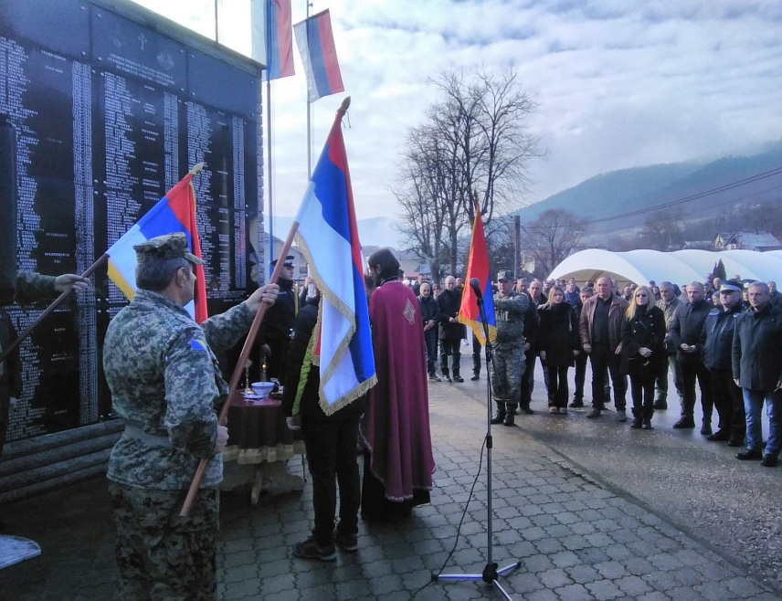 СКЕЛАНИ, 16. ЈАНУАРА /СРНА/ - Код Централног споменика српским цивилима и војницима у Скеланима, гдје је служен парастос и прислужене свијеће за покој душа 305 настрадалих Срба из овог мјеста и околних села.