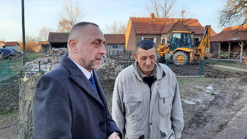 БИЈЕЉИНА, 16. ЈАНУАРА /СРНА/ - Министар рада и борачко-инвалидске заштите Републике Српске Данијел Егић посјетио је данас породицу Миленка Стојића, чија је кућа у пожару у бијељинском насељу Патковача потпуно изгорјела, те обећао помоћ од око 10.000 КМ за њену обнову и 2.000 КМ за лијечење његовог сина Омиљена.