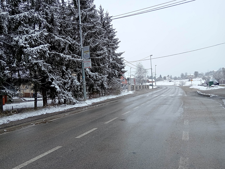 СОКОЛАЦ, 16. ЈАНУАРА /СРНА/ - Сви магистрални и регионални путеви су посути, вози се по мокрим коловозима.