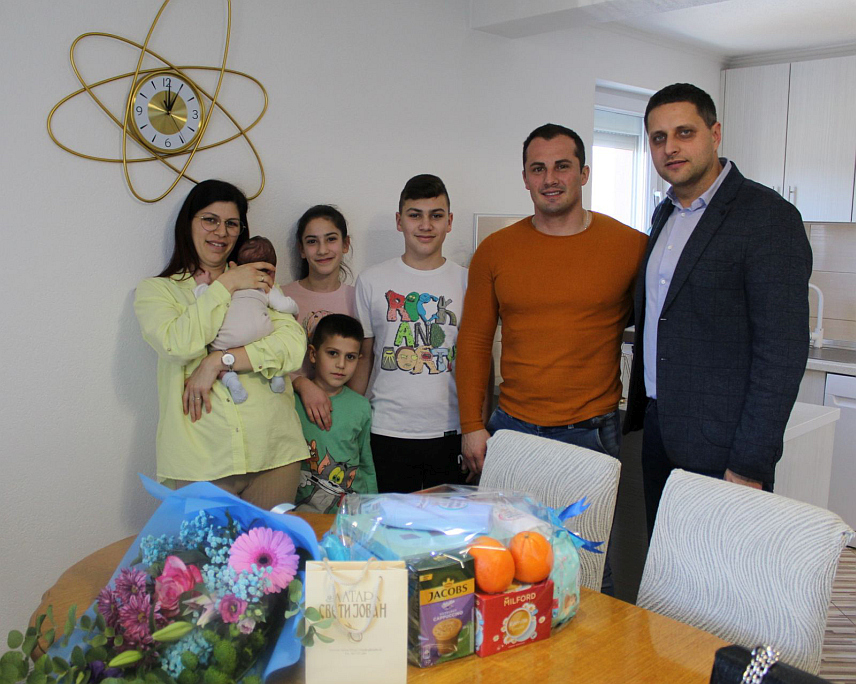 ЧЕЛИНАЦ, 17. ЈАНУАРА /СРНА/ - Начелник општине Челинац Владо Глигорић даривао је данас дукатом и пригодним поклонима Душана Пеулића, прворођену бебу на подручју Челинца у 2024. години.