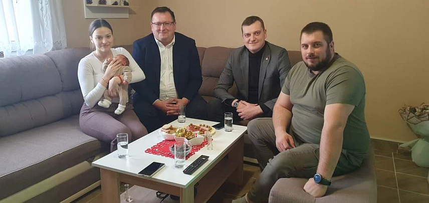 БРОД, 17. ЈАНУАРА/СРНА/- Начелник општине Брод Зоран Видић посјетио је данас породицу Грабовац на Бродском пољу, те златником и другим пригодним поклонима даровао малог Василија, прворођену бебу у 2024. години с подручја ове локалне заједнице.