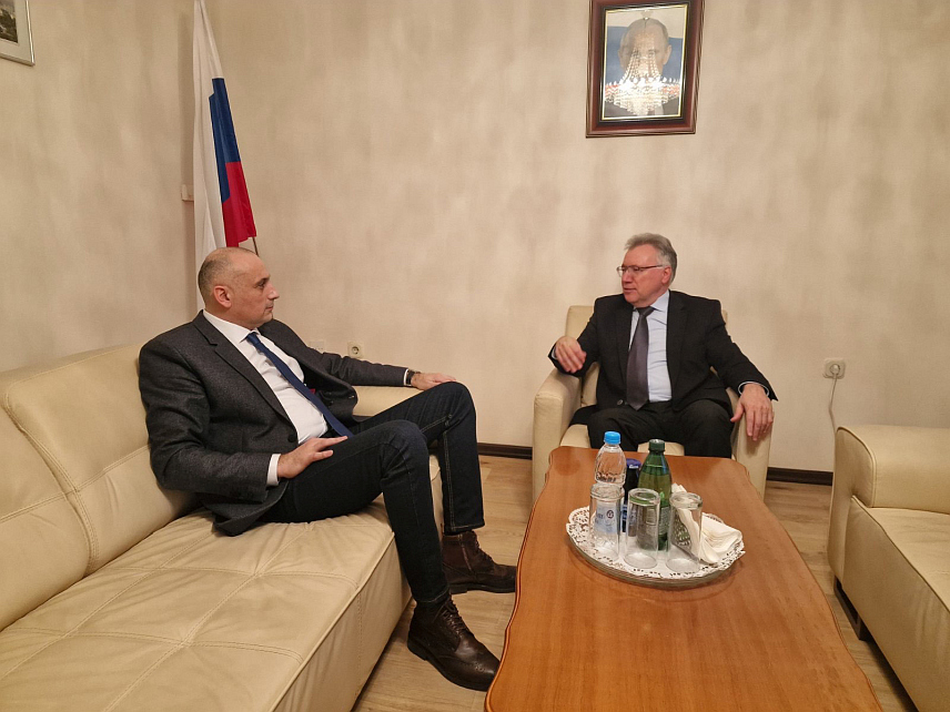 БАЊАЛУКА, 17. ЈАНУАРА /СРНА/ - Предсједник Народне партије Српске /НПС/ Дарко Бањац на састанку са амбасадором Руске Федерације Игором Калабуховом у Сарајеву.