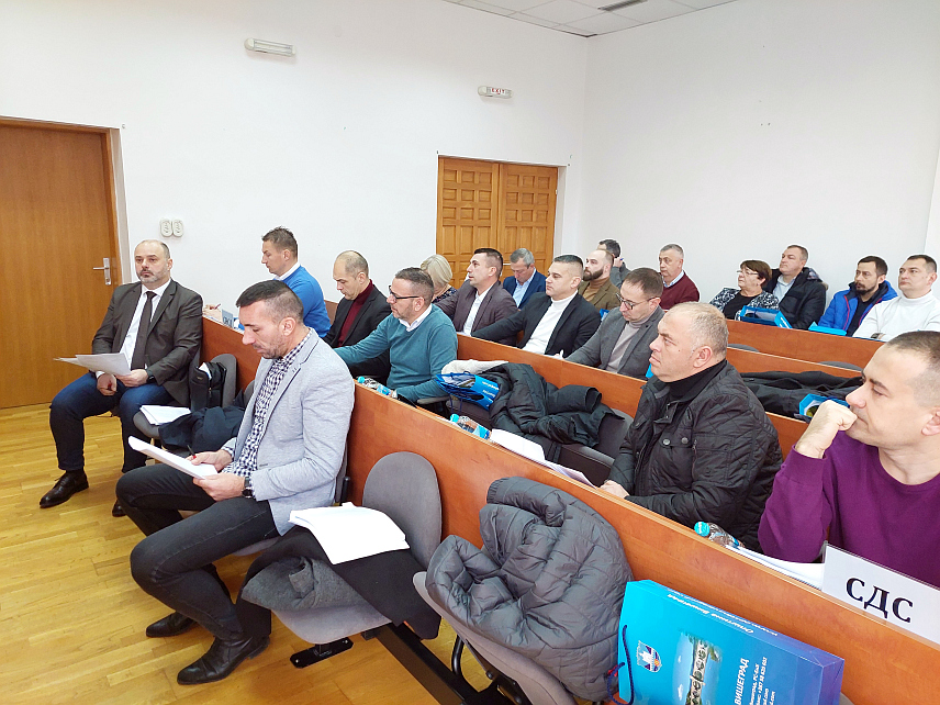 ВИШЕГРАД, 17. ЈАНУАРА /СРНА/ - Одборници Скупштине општине Вишеград усвојили су Приједлог одлуке о дугорочном кредитном задужењу од 4,5 милиона КМ, планираних за капиталне инвестиције, највише за путеве.