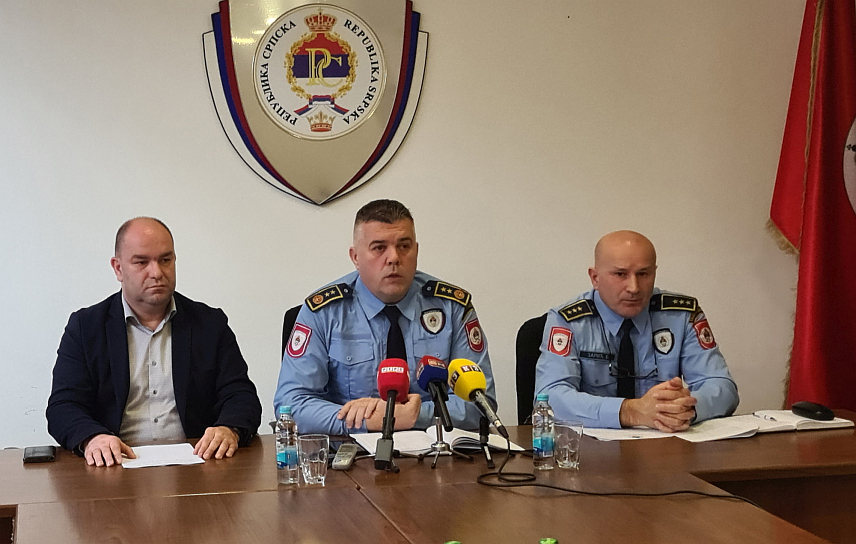 ДОБОЈ, 18. ЈАНУАРА /СРНА/ - Начелник Сектора криминалистичке полиције Драган Сушић, начелник Сектора полиције Боро Зарић , начелник Полицијске управе Слободан Радинковић.