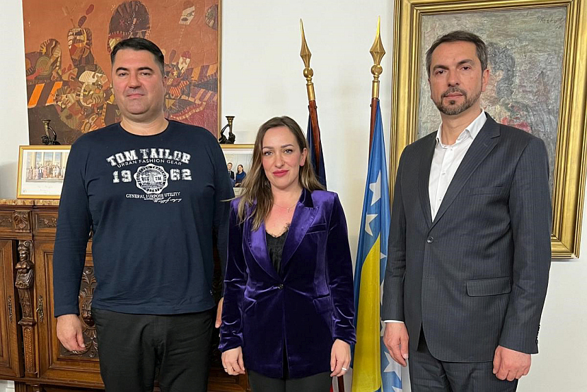 САРАЈЕВО, 18. ЈАНУАРА /СРНА/ - Предсједавајући Представничког дома Парламентарне скупштине БиХ Маринко Чавара и посланик СНСД-а у овом дому Мирослав Вујичић разговарали су у Паризу са амбасадором БиХ Бојаном Кондић–Панић о могућности унапређења сарадње са Француском, посебно на економском, али и на плану образовања и културе.