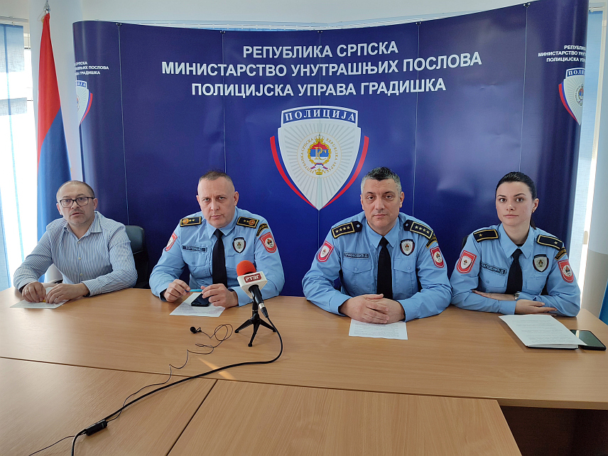 ГРАДИШКА, 18. ЈАНУАРА /СРНА/ - Начелник Полицијске Управе Градишка Слободан Торбица, начелник Одјељења криминалистичке полиције Бојан Мишетић и начелник Одјељења полиције Дејан Трифковић на конференцији за новинаре.