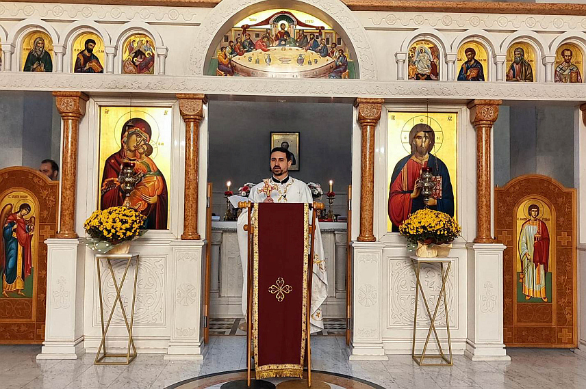 ФОЧА, 18.ЈАНУАРА /СРНА/ - Смисао богојављенског пливања није у доказивању нити у такмичарском духу, већ у смирењу и покајању - у потапању гордости и сваке нечистоте, те у облачењу у смирење, кротост и љубав, поручио је старјешина Храма Светог Саве у Фочи протојереј-ставрофор Душан Андрић.