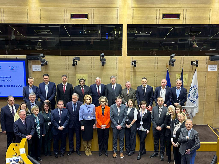 САРАЈЕВО, 18. ЈАНУАРА /СРНА/ - Делегација Представничког дома Парламентарне скупштине БиХ коју чине Маринко Чавара, Денис Звиздић и Мирослав Вујичић, присуствује у Паризу дводневном састанку о теми "Постизање циљева одрживог развоја јачањем духа заједништва на националном, регионалном и глобалном нивоу".