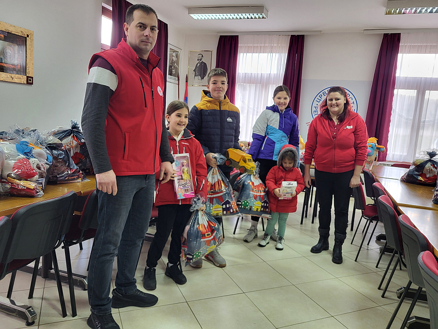 ПАЛЕ, 18. ЈАНУАРА /СРНА/ - Црвени крст Републике Српске данас је на Палама организовао подјелу новогодишњих пакетића и плишаних играчака за 70 малишанима из социјално угрожених и вишечланих породица са подручја ове општине.