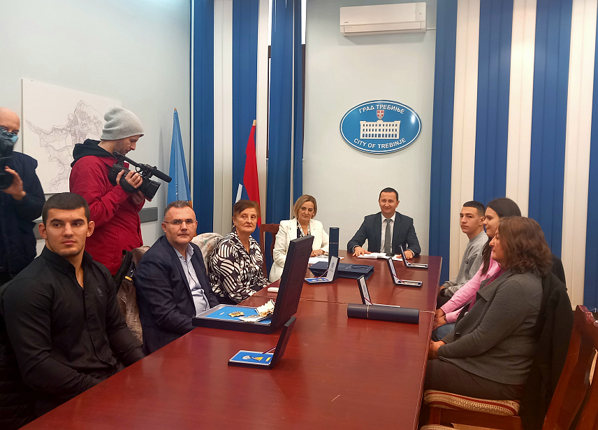 ТРЕБИЊЕ, 18. ЈАНУАРА /СРНА/ - Добитници признања која им је уручио предсједник предсједник Републике Српске Милорад Додик поводом Дана Републике на пријему код градоначелника Требиња Мирка Ћурића.