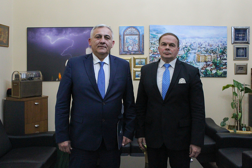 САРАЈЕВО, 18. ЈАНАУРА /СРНА/ - Новоименовани амбасадор Србије у БиХ Иван Тодоров уручио је данас копије акредитивних писама начелнику Одјељења за дипломатски протокол Министарства иностраних послова у Савјету министара Мирсаду Бешићу.